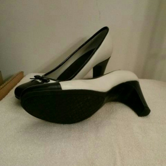 👠 Colorblock Pumps - Picture 3 of 4