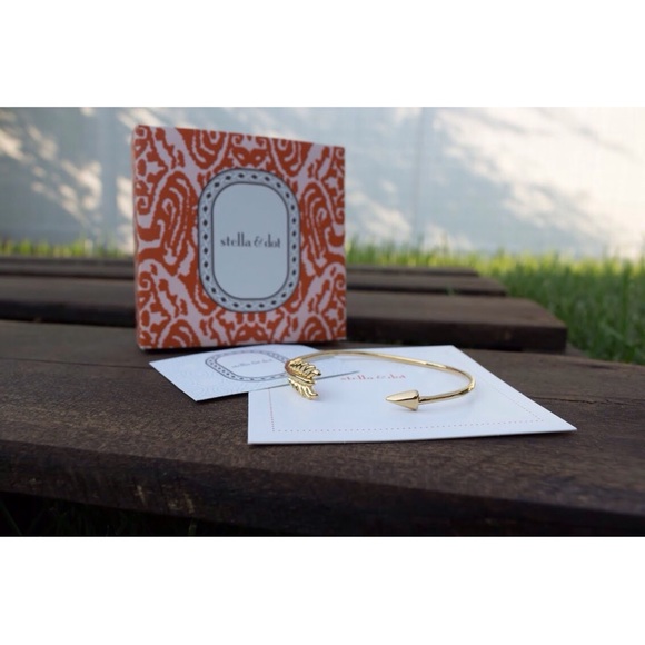 Stella & Dot Gilded Arrow Bangle