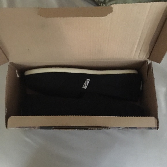 Brand New TOMS - Picture 2 of 3