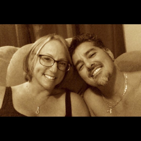 MEET YOUR SELLER/BUYER/POSHAHOLIC - Picture 3 of 4