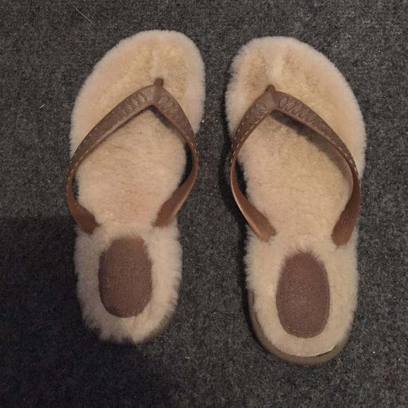 Ugg flip flops