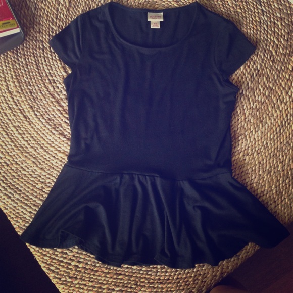 Black short sleeve shirt w/ ruffled bottom