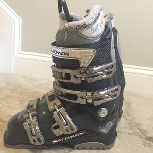 Solomon women's ski boots size 22.0/ US 4.