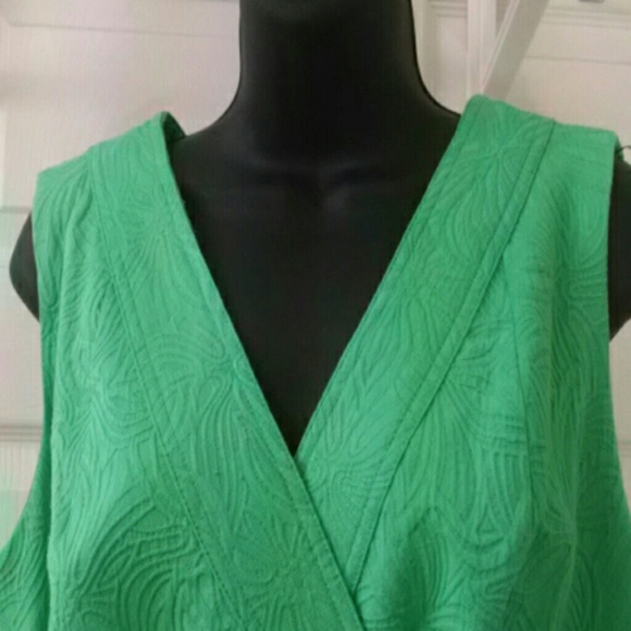 New!! Classy floral pattern green dress w/belt. - Picture 3 of 4