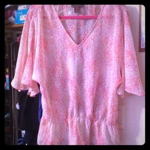 Lightweight top with loose sleeves