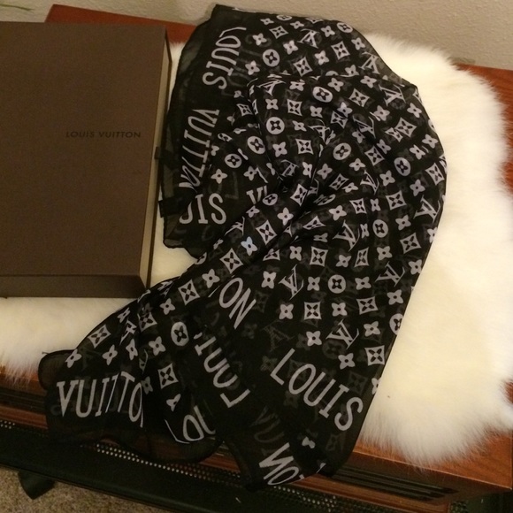 Louis Vuitton Auth scarf black white 100% silk box