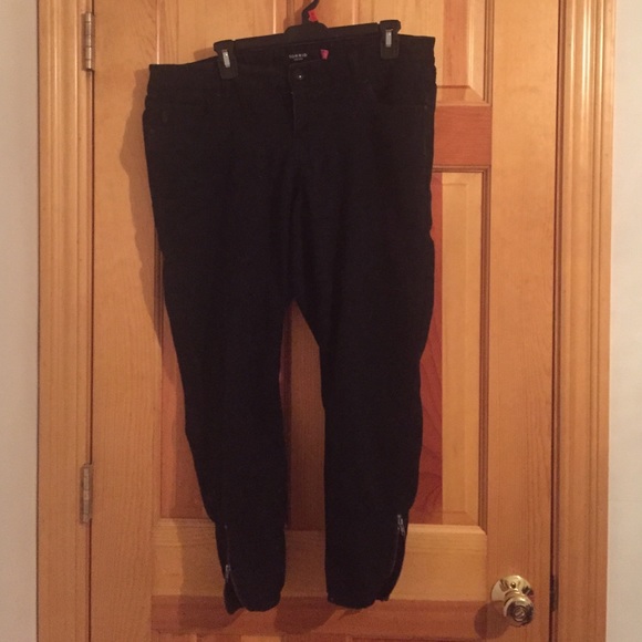 Black Capris!