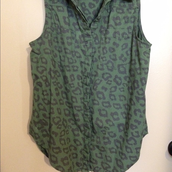 Cute light green tank top with grey cheetah print.