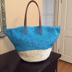 Lightweight woven tote.