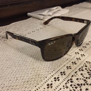 ♦️♦️♦️Polarized Raybans♦️♦️♦️