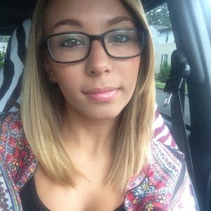 Meet your Posher, Cassandra