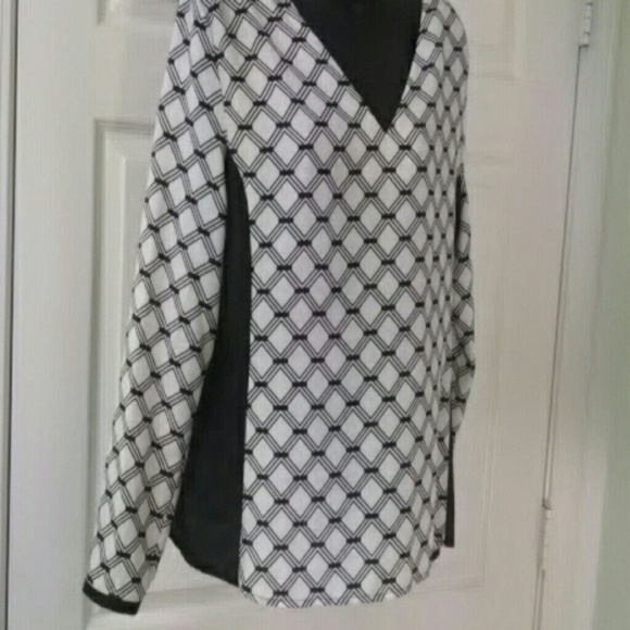 Lattice navy pattern top - Picture 2 of 3