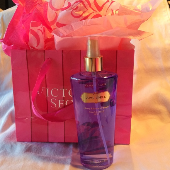 Victoria's Secret Love Spell fragrance mist