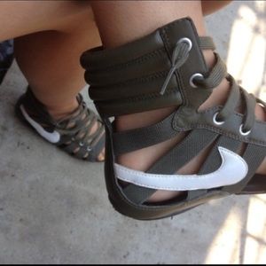 Nike gladiator sandals size 7