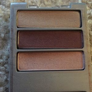 Eye shadow trio for hazel eyes