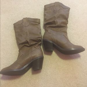 Soda tan brown boots with heels.