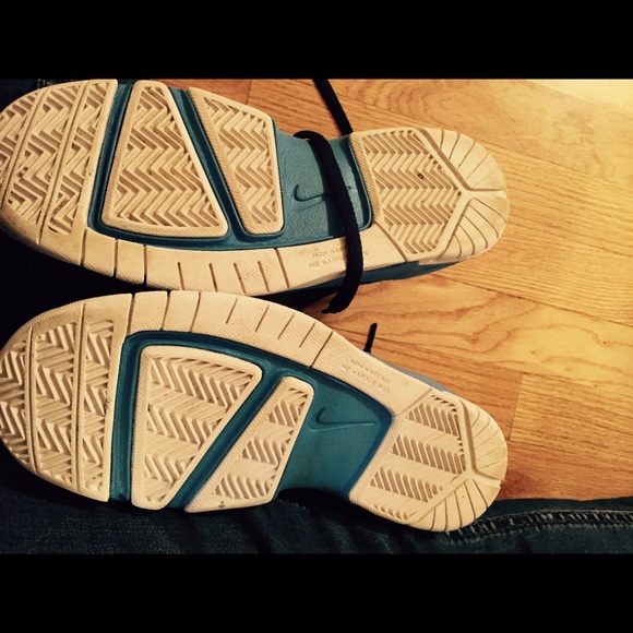 Nike youth size 7 navy & turquois basketball shoes - Picture 3 of 3