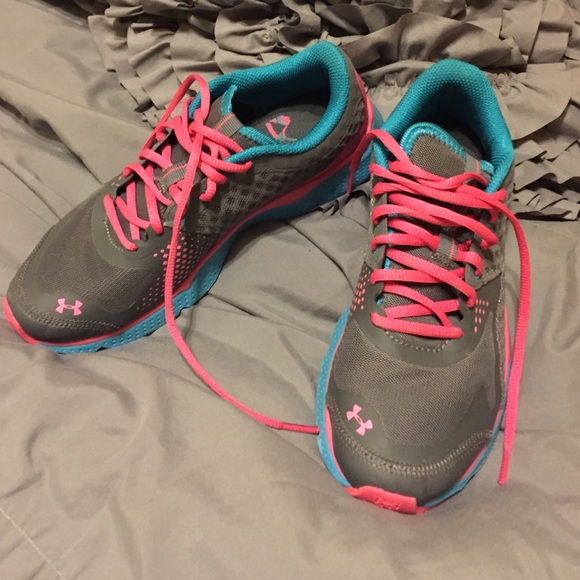 Under armour sneakers ! Run in style