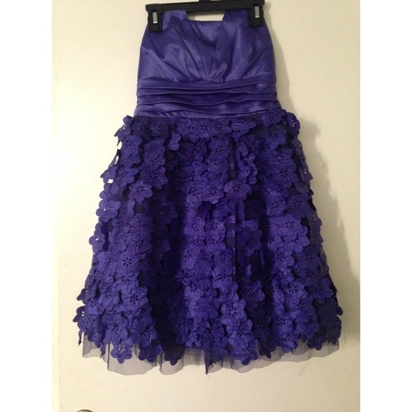 WINDSOR: Homecoming Dress - Picture 1 of 3
