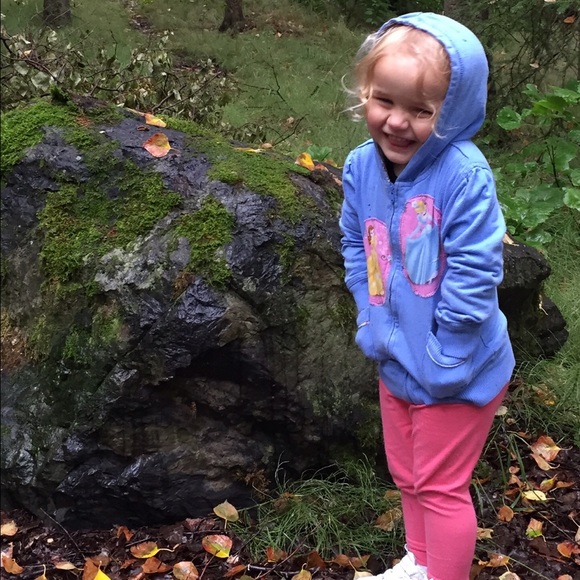 Meet your Posher!! - Picture 2 of 4