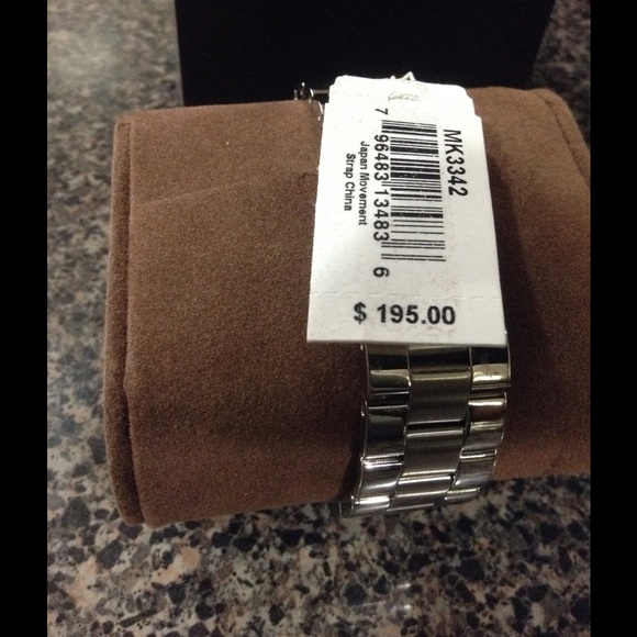 MK SILVER WATCH VERY STYLISH - Picture 4 of 4