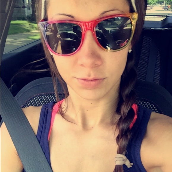 Meet your posher! 💋 - Picture 2 of 4