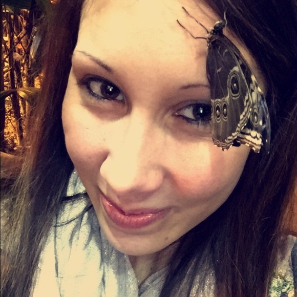 Meet your posher! 💋 - Picture 3 of 4