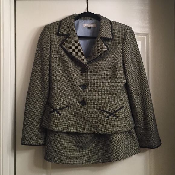 Tahari Gray Tweed Business Suit Size 10