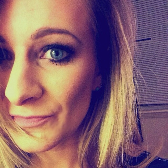 Meet your Posher, Amanda - Picture 2 of 4