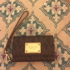 Michael Kors Iphone 5/5s wristlet