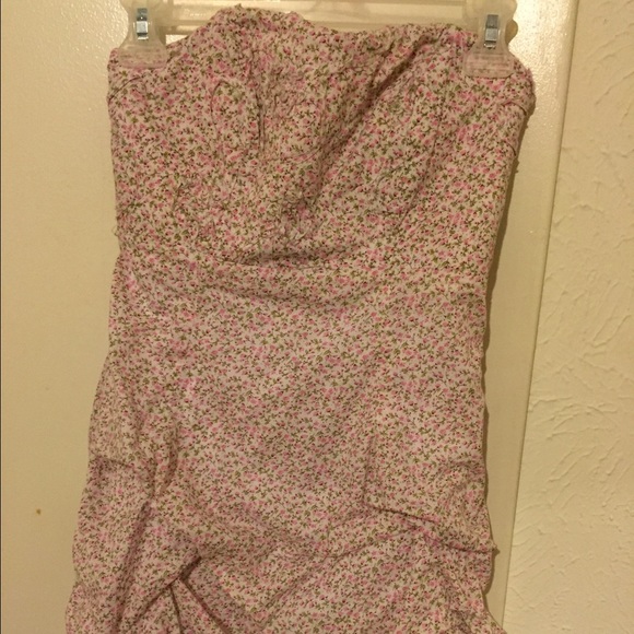 Shoulder less body tight dress