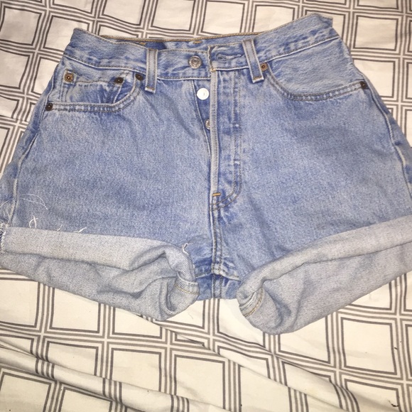 Levi's Denim - High wasted shorts ✨