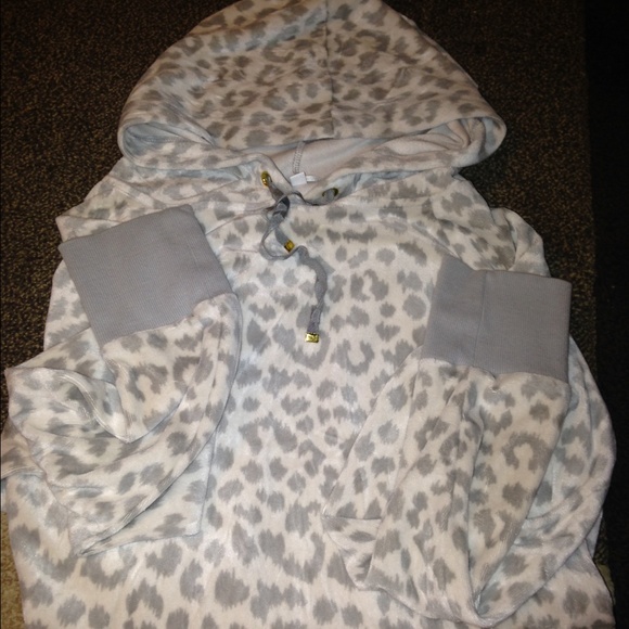 Victoria's Secret sweater size M - Picture 3 of 3