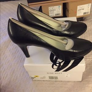 👠sale👠New in Box Size 7 Nine West Pumps Black