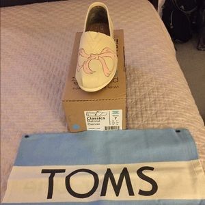 🎀Sale🎀Beautiful Handpainted Toms New in Box
