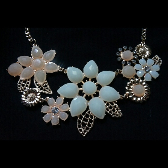 🌸Vintage Inspired Floral Statement Necklace!🌸 - Picture 1 of 3