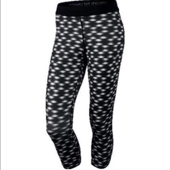 Nike Pants - ❤️SALE❤️Nike compression tights with pocket