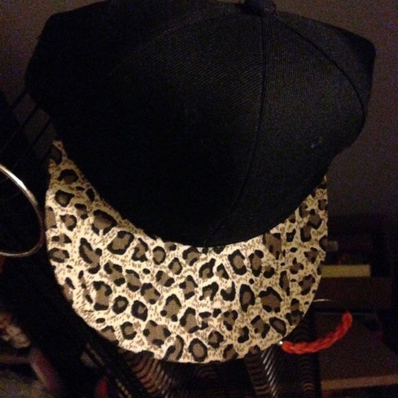 NWT LEOPARD FITTED HAT // wet seal