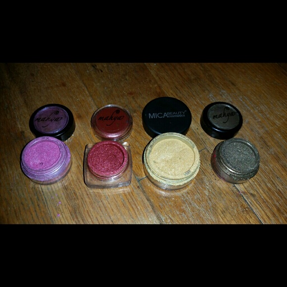 Shimmer powders and eyeshadow