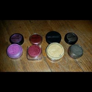 Shimmer powders and eyeshadow