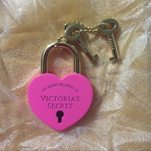 🎀VS PINK HEART LOCK KEY CHAIN HTF!
