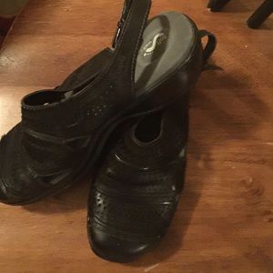 Soft walk black closed toe sling sandal size 10M