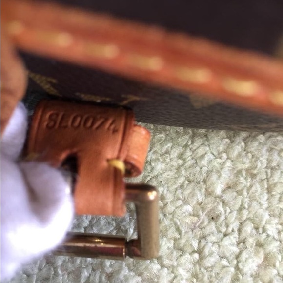 Sold-Authentic Louis Vuitton crossbody - Picture 3 of 4