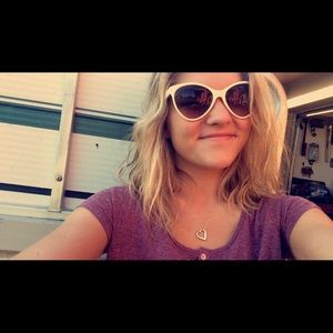 Meet your Posher, Joelie