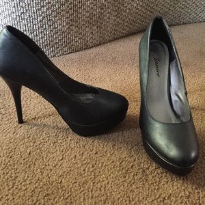 Black pumps