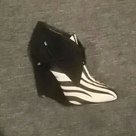 Isaac Mizrahi wedge