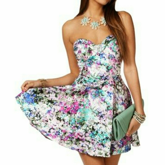 💲24 HR SALE💲Strapless Floral Dress