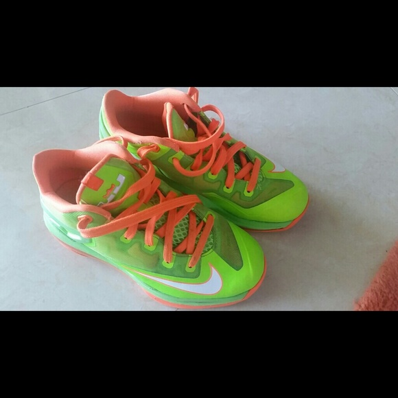 LeBron shoes - Picture 2 of 4