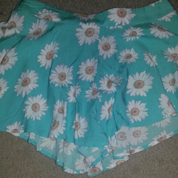 Flowy aqua daisy print shorts - Picture 2 of 4