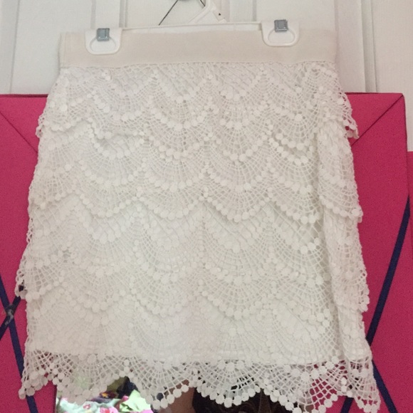 White skirt - Picture 2 of 4